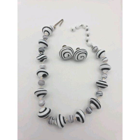 The Unbranded Brand Jewelry - Vintage Black White Swirl Glass Bead Knotted Choker 14.5" Japan Screwback Earrin